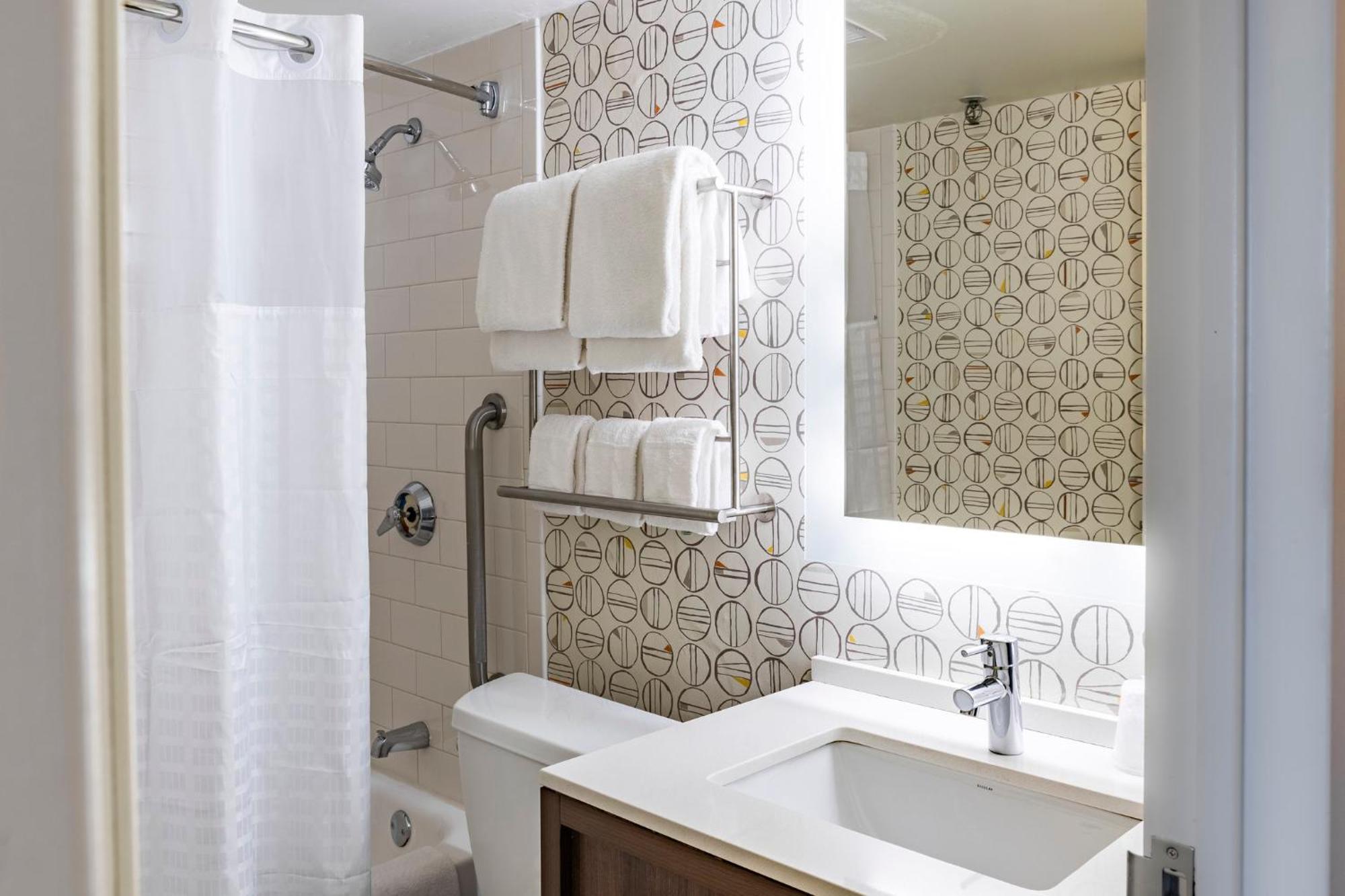 Holiday Inn Denver East By Ihg エクステリア 写真